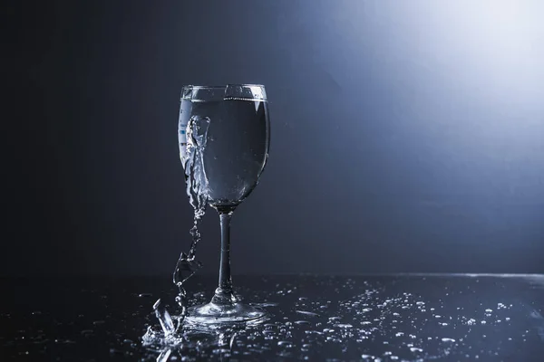 灰色の背景に割れた水のガラス — ストック写真