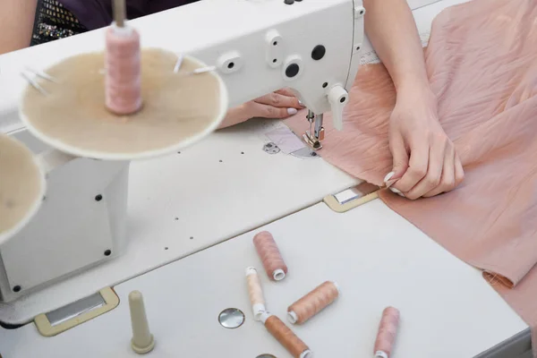 Female Using Sewing Machine Tailor Studio Modern Atelier Shop — Stock Photo, Image