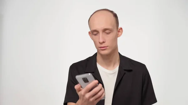 ハッピーな顔でスマートフォンをチェックするボールドマン 彼は会話をしたくないスマートフォン掛かる電話を見ている男 — ストック写真