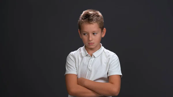 Несчастный Грустный Мальчик Сморщившийся Белой Рубашке Поло Черных Брюках Изолированных — стоковое фото