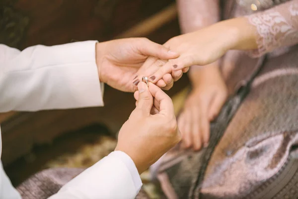 Brudgummen Sätter Vigselringen Till Finger Till Bruden — Stockfoto