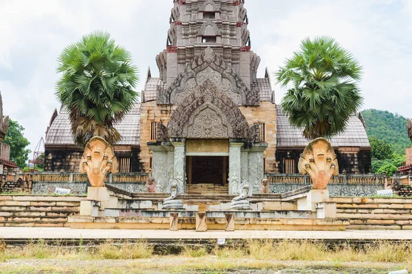 柬埔寨吴哥窟建筑群中的古代佛寺 — 图库照片