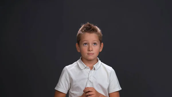 Esperando Niño Milagroso Con Camisa Blanca Sosteniendo Las Manos Juntas —  Fotos de Stock