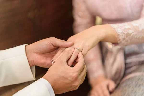 Vőlegény Hozza Wedding Ring Ujját Menyasszony — Stock Fotó
