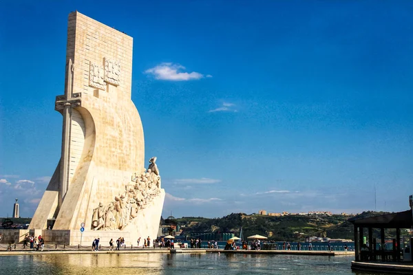 Monument Voor Ontdekkingen Lissabon Onder Blauwe Hemel — Stockfoto
