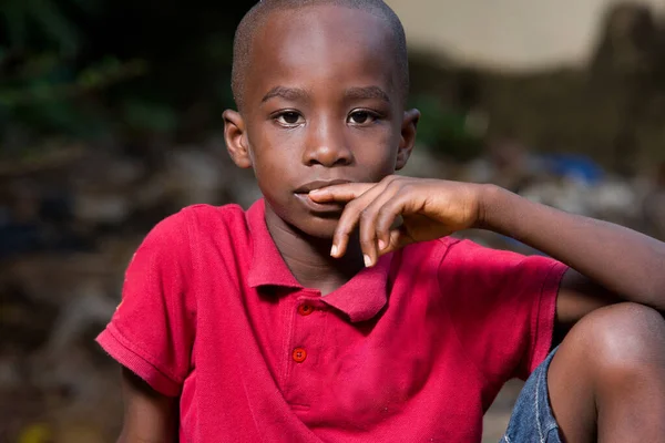 Mały Chłopiec Siedzi Sam Troskliwy — Zdjęcie stockowe