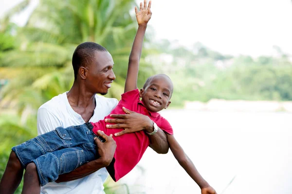 Mutlu Baba Çocuk Harcama Zaman Açık Havada Gülüyor — Stok fotoğraf