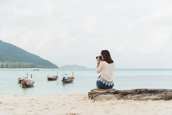 Asijské Dívka Sedí Fotí Pláži — Stock fotografie
