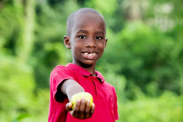 Portret Małego Cute Zabawny Chłopiec Patrząc Aparat Uśmiechnięty — Zdjęcie stockowe