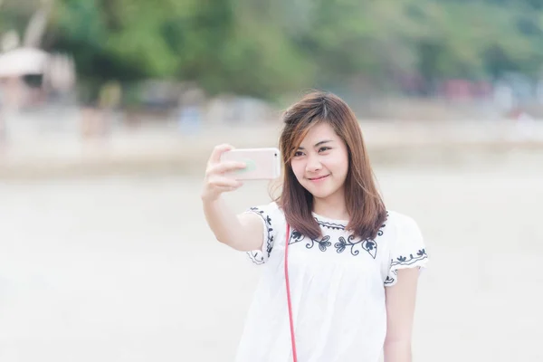 Azjatyckie Dziewczyna Selfie Plaży — Zdjęcie stockowe