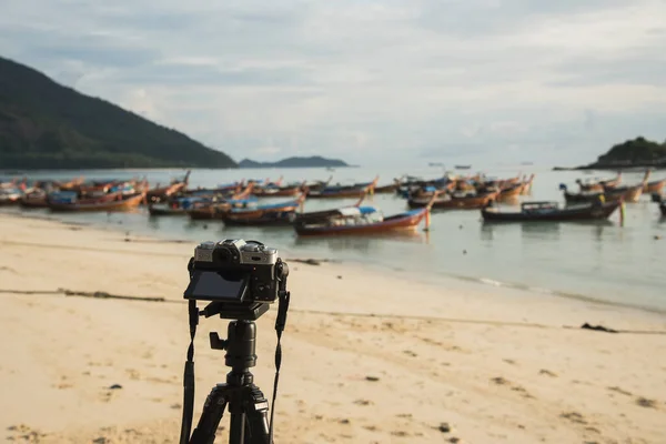 相机在海滩上拍摄渔船照片 — 图库照片
