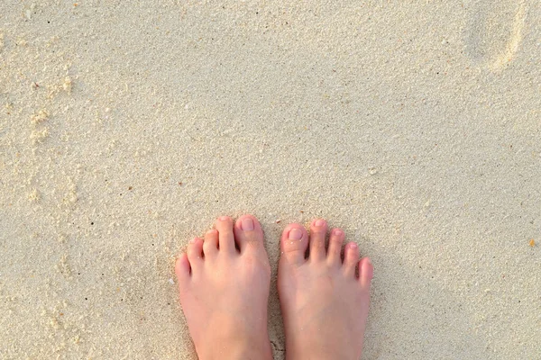 Mädchenfüße Sand Strand — Stockfoto