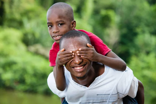 Szczęśliwy Młody Ojciec Szczęśliwy Syn Bawiąc Się Ciesząc Się Świeżym — Zdjęcie stockowe