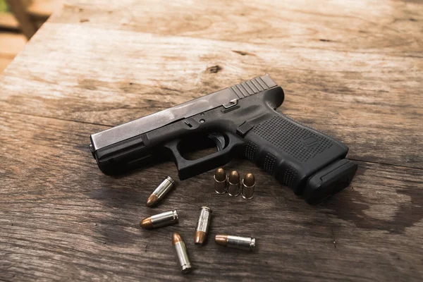 Gewehrkugeln Auf Holztisch — Stockfoto