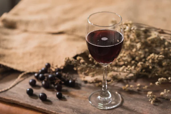 Glas Rotwein Und Trauben — Stockfoto