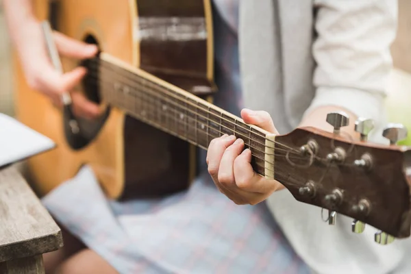 Chica Tocando Guitarra Acústica Primer Plano —  Fotos de Stock