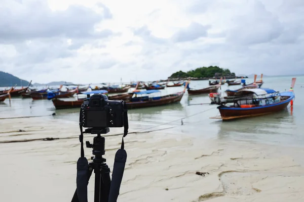 相机在海滩上拍摄渔船照片 — 图库照片