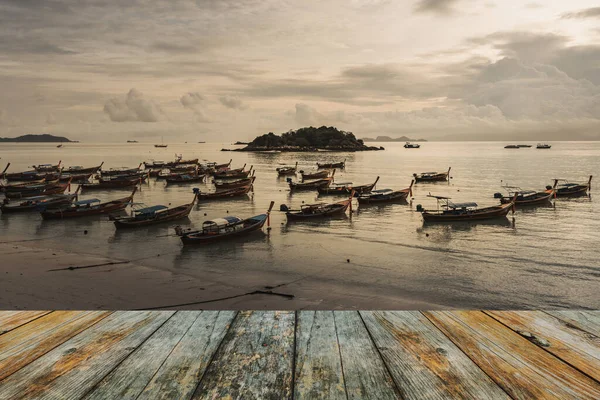 海上的木制地板和渔船 — 图库照片
