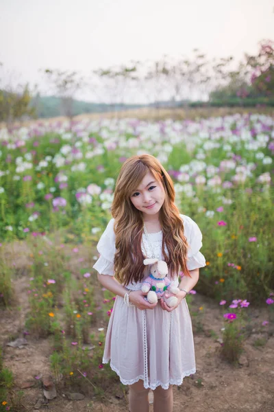 소녀는 초원에서 — 스톡 사진