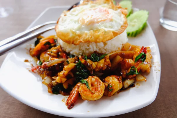 Thai Épicé Nourriture Basilic Crevettes Riz Frit Recette Krapao Goong — Photo