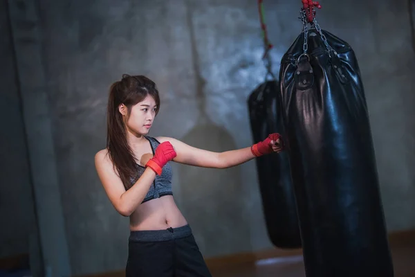 Sexy Ásia Menina Perfurando Boxe Saco — Fotografia de Stock