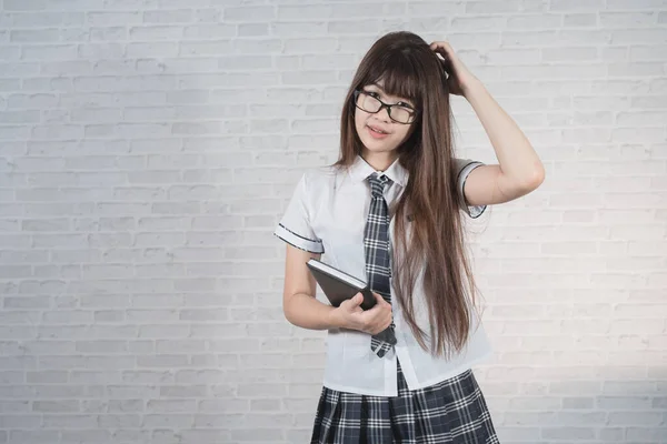 Porträtt Söt Student Flicka Bär Japansk Uniform Grå Bakgrund — Stockfoto