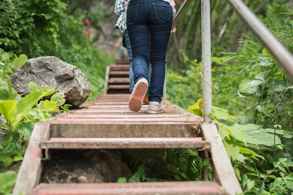 Frauen Jeans Und Turnschuhen Treten Auf Alte Holzbrücke — Stockfoto