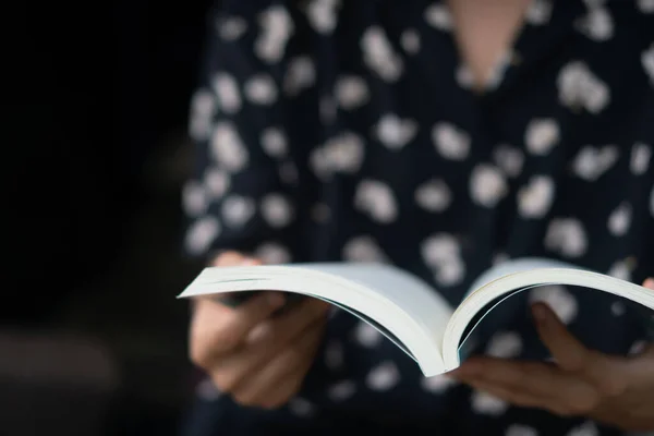 Женщина Читает Книгу Красивом Парке Пруду — стоковое фото
