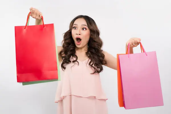 カラフルなショッピングバッグを持っている美しい興奮した驚きの女性と見上げる — ストック写真