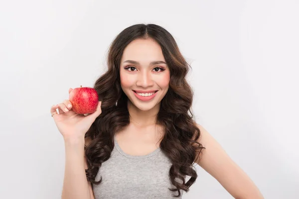 快乐的女运动员露出红苹果 健康水果概念 — 图库照片