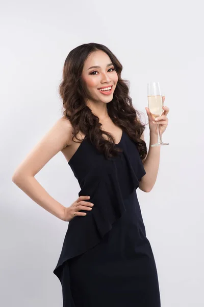 美しいですアジアの女の子笑顔とワインのグラスを上げる — ストック写真