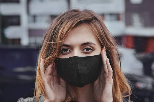 Korumacı Yüz Maskeleri Takan Endişeli Genç Kız Portresi — Stok fotoğraf