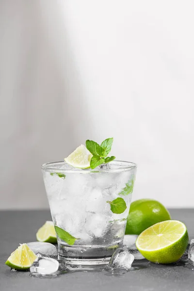 Mojito Cocktail Met Limoen Munt Het Glas Een Grijze Steen — Stockfoto