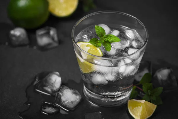 Mojito Cocktail Mit Limette Und Minze Glas Auf Grauem Steinhintergrund — Stockfoto