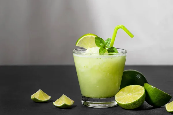 Sumo Cocktail Com Limão Menta Gelo Bar Beber Acessórios Fundo — Fotografia de Stock