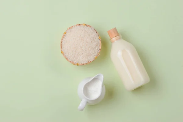 Milch Und Reis Schüssel Auf Hellem Hintergrund — Stockfoto