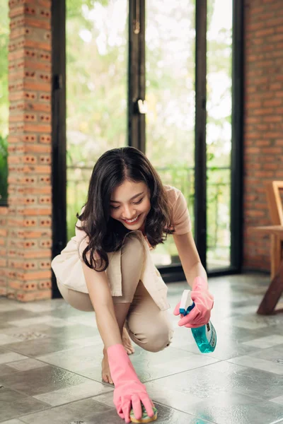 Huishoudelijk Werk Huishouden Concept Vrouw Vloer Reinigen Met Mop Binnenshuis — Stockfoto