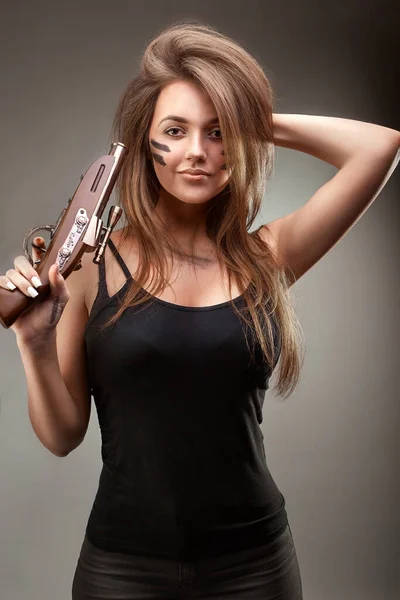 Ragazza Con Due Vecchi Pistola Nelle Mani — Foto Stock