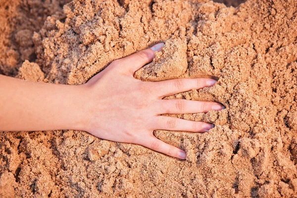 Vrouwelijke Hand Het Zand Aan Het Strand — Stockfoto
