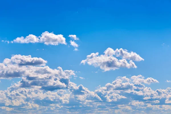 Mavi Gökyüzüne Karşı Beyaz Bulutlar Açık Havada Bulutlu Gökyüzü — Stok fotoğraf