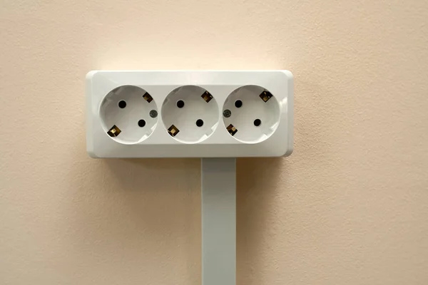 Block White Outlets Consisting Three Standard Outlets Grounding — Stock Photo, Image