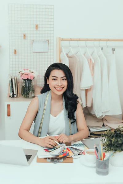 Porträt Der Schönen Asiatischen Modedesignerin Büro Atelier — Stockfoto