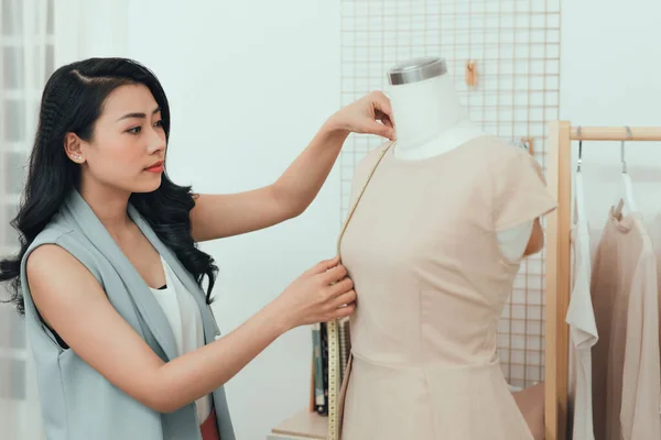 Junge Asiatische Modedesignerin Misst Schaufensterpuppe Ihrem Atelier — Stockfoto