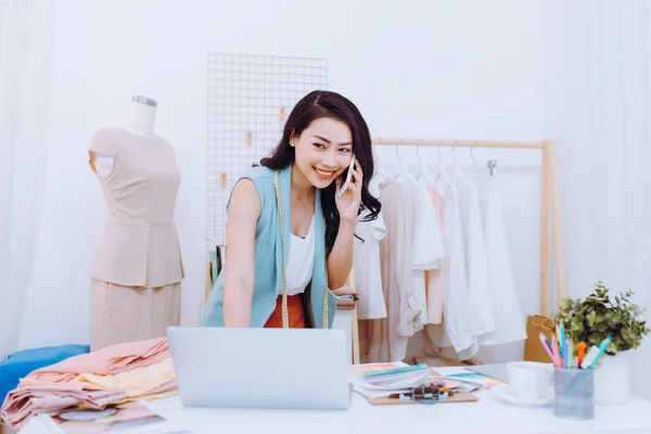 Junge Asiatische Modedesignerin Business Mit Laptop Und Anruf Ihrem Atelier — Stockfoto
