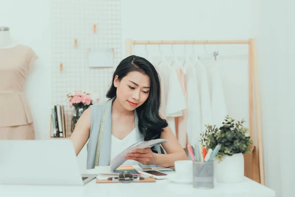 Junge Asiatische Modedesignerin Wählt Farbe Für Ihre Neue Kollektion — Stockfoto