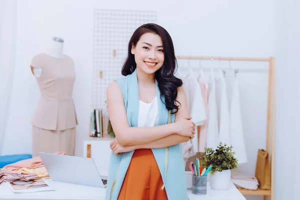 Junge Asiatische Modedesignerin Lächelt Und Steht Der Werkstatt Vor Dem — Stockfoto