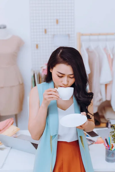 Gelukkig Jong Aziatisch Mode Ontwerper Bedrijf Drinken Koffie Haar Werkplaats — Stockfoto