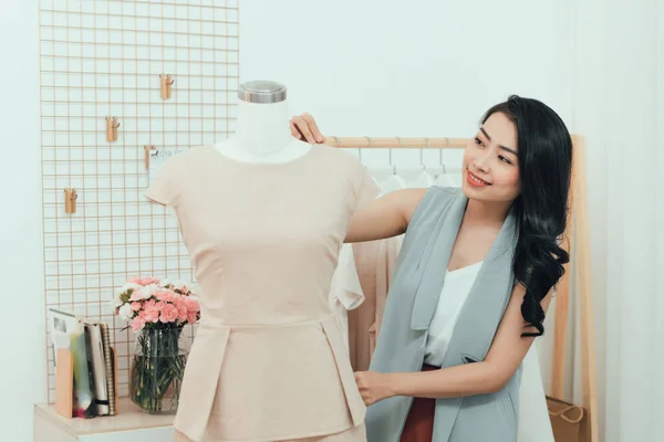 Ein Asiatisches Mädchen Arbeitet Atelier Sie Passt Auf Das Kleid — Stockfoto