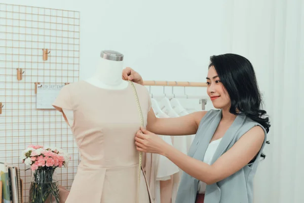 Junge Asiatische Modedesignerin Misst Schaufensterpuppe Ihrem Atelier — Stockfoto