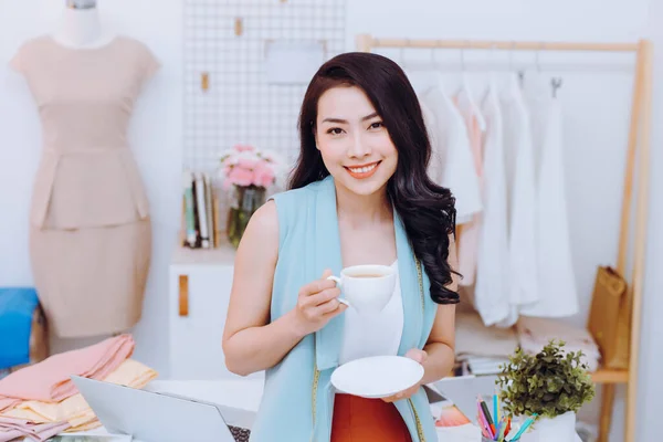Glücklich Junge Asiatische Modedesignerin Geschäft Kaffee Trinken Ihrem Atelier Geschäft — Stockfoto